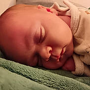 ézio a rejoint le concours — aidez-le/la à gagner de superbes lots ! baby, newborn, sleeping, infant, blanket, soft, closeup, face, peaceful, cozy, cute, child, portrait, resting, skin, head, clothing, indoors, comfort, toddler