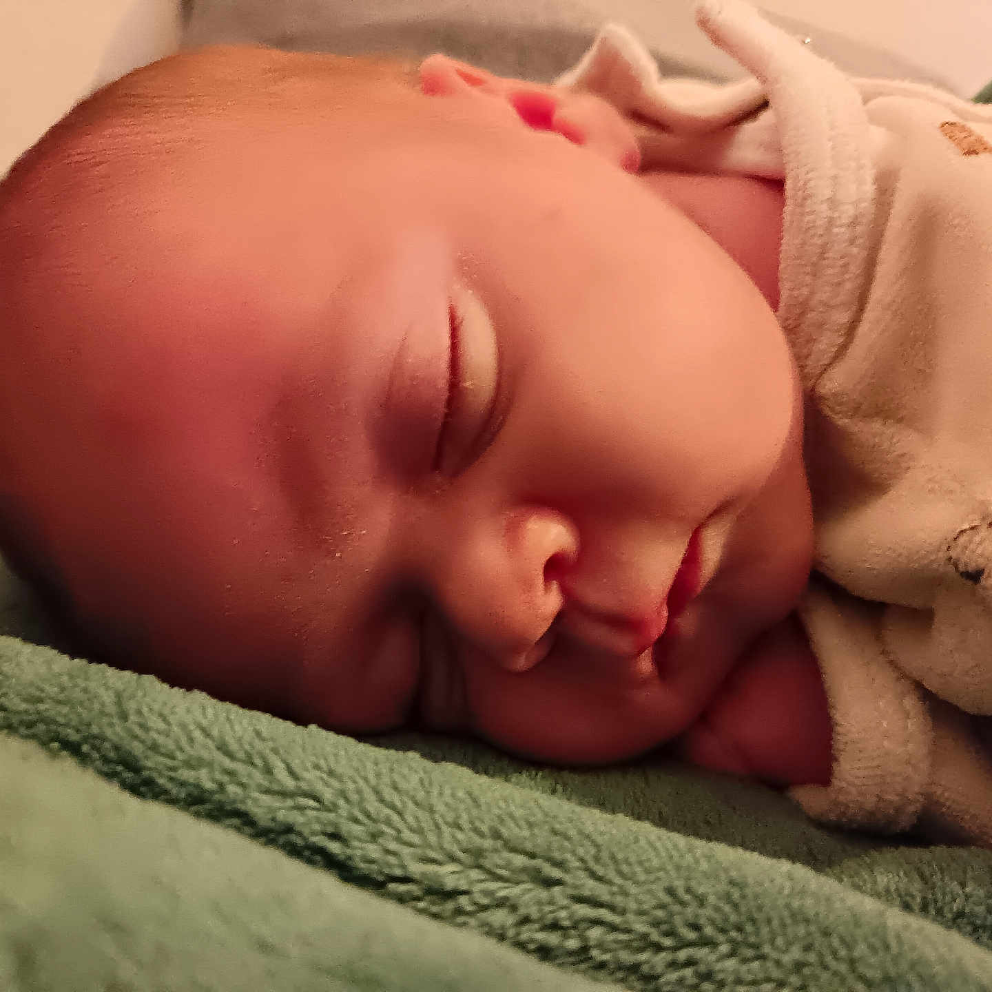 ézio a rejoint le concours — aidez-le/la à gagner de superbes lots ! baby, newborn, sleeping, infant, blanket, soft, closeup, face, peaceful, cozy, cute, child, portrait, resting, skin, head, clothing, indoors, comfort, toddler