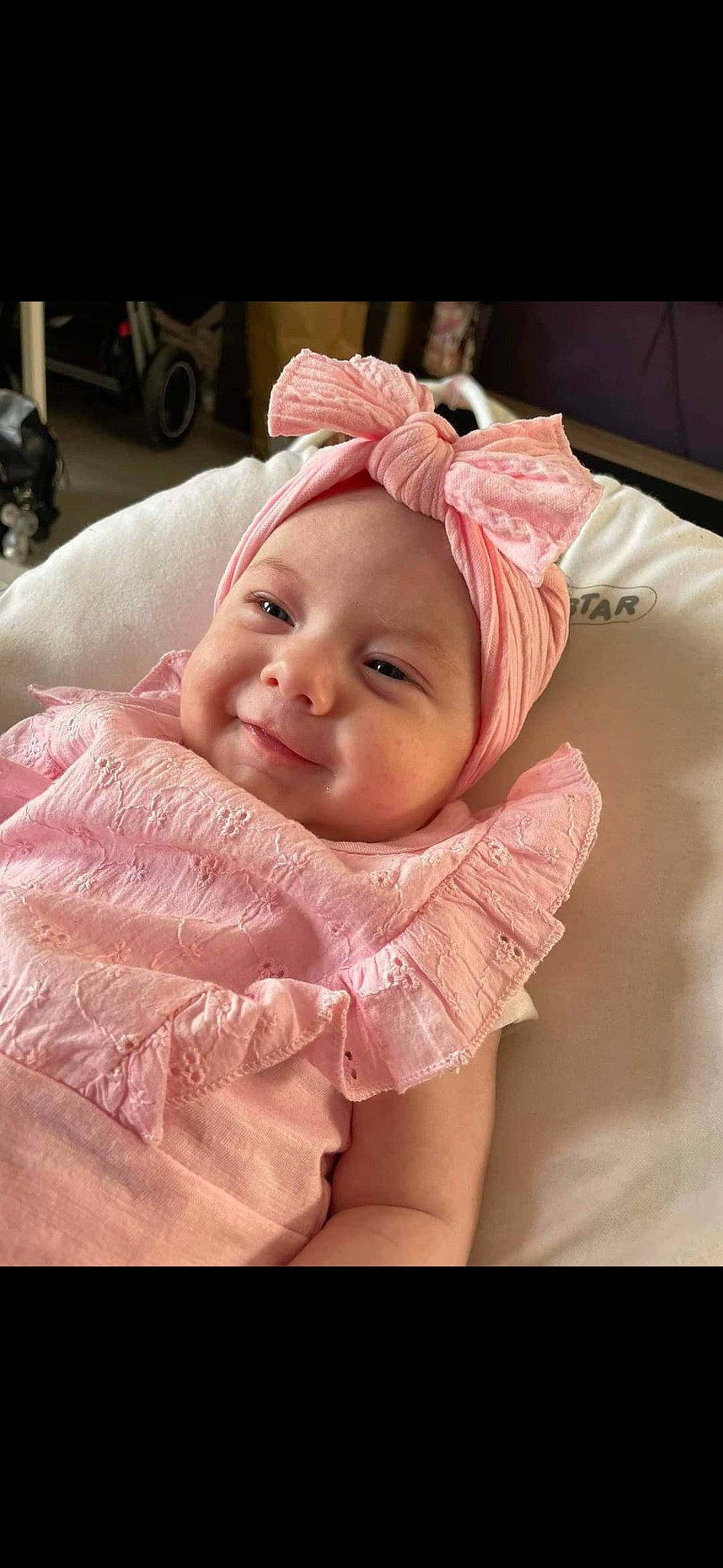 Siana a rejoint le concours — aidez-le/la à gagner de superbes lots ! baby, baby_laughing, baby_toddler_clothing, cheek, chin, comfort, eyebrow, happy, headgear, headwear, iris, lip, magenta, mouth, nose, person, pink, product, skin, sleeve