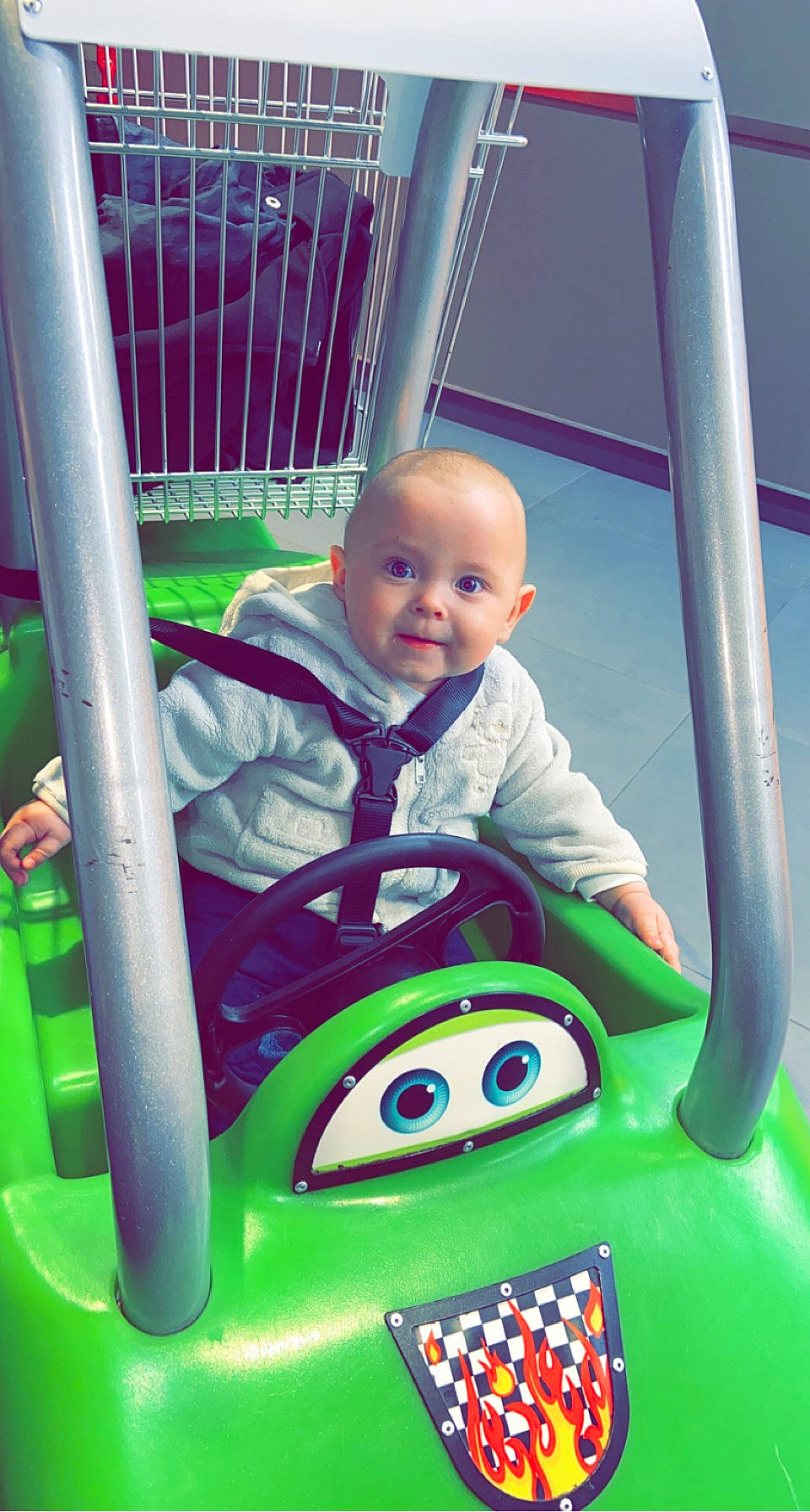 Timaël a rejoint le concours — aidez-le/la à gagner de superbes lots ! baby, baby_toddler_clothing, black, child, facial_expression, fun, green, leisure, light, organ, person, photograph, playground, product, public_space, purple, red, riding_toy, smile, toddler