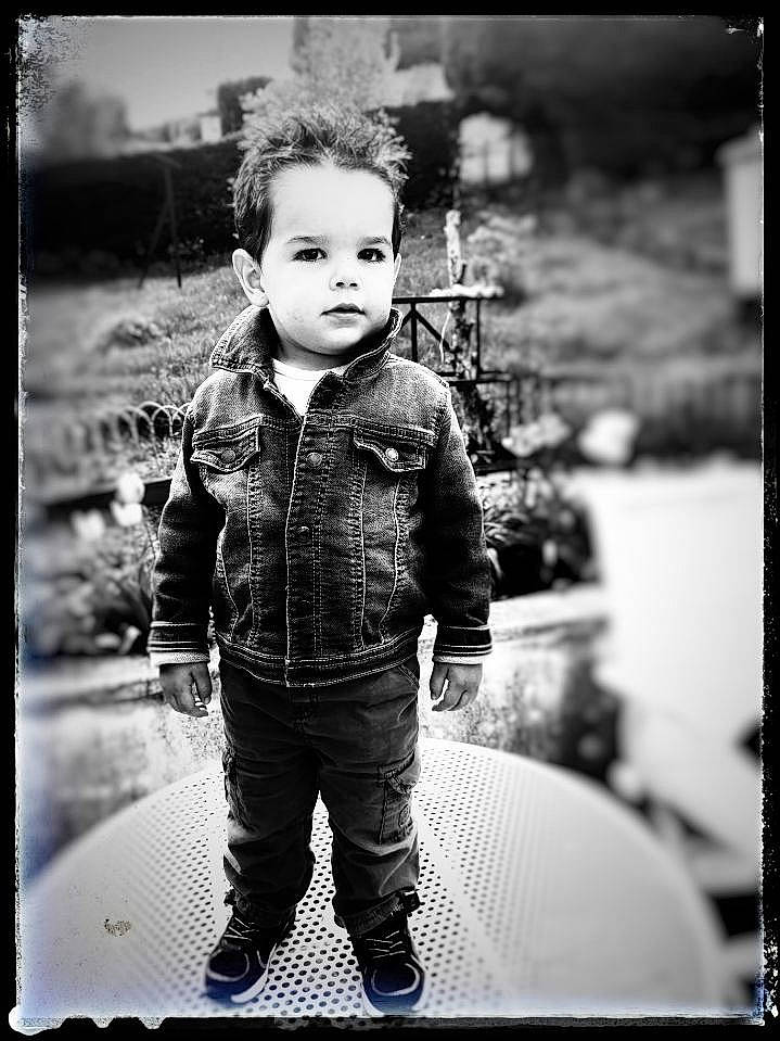 Léo participe au concours pour gagner de l'argent avec cette photo : black, black_and_white, child, doll, flash_photography, fun, fur, happy, monochrome, monochrome_photography, outerwear, pattern, person, plaid, portrait, portrait_photography, sitting, sleeve, style, toddler