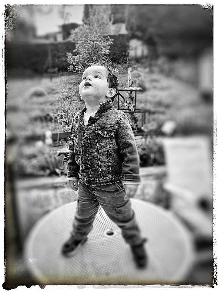 Léo participe au concours pour gagner de l'argent avec cette photo : art, beauty, black_and_white, collectable, doll, gesture, happy, human_body, monochrome, monochrome_photography, person, portrait, portrait_photography, sitting, still_life_photography, style, toy, vintage_clothing, white