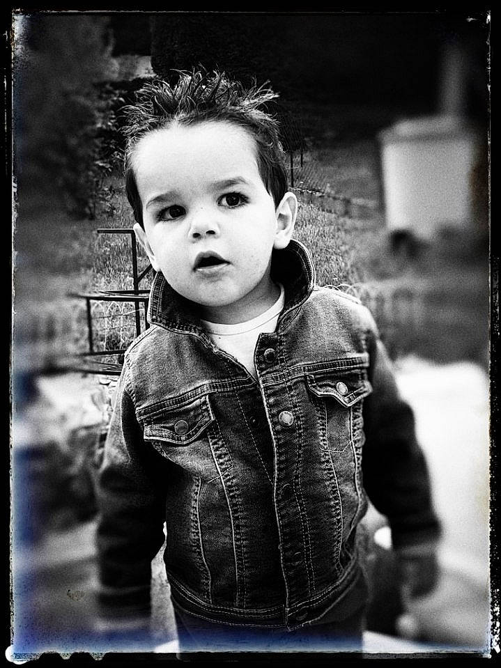 Léo participe au concours pour gagner de l'argent avec cette photo : black, black_and_white, cheek, child, darkness, flash_photography, fun, fur, happy, human, jacket, monochrome, monochrome_photography, person, portrait, portrait_photography, sitting, sleeve, style, tints_and_shades