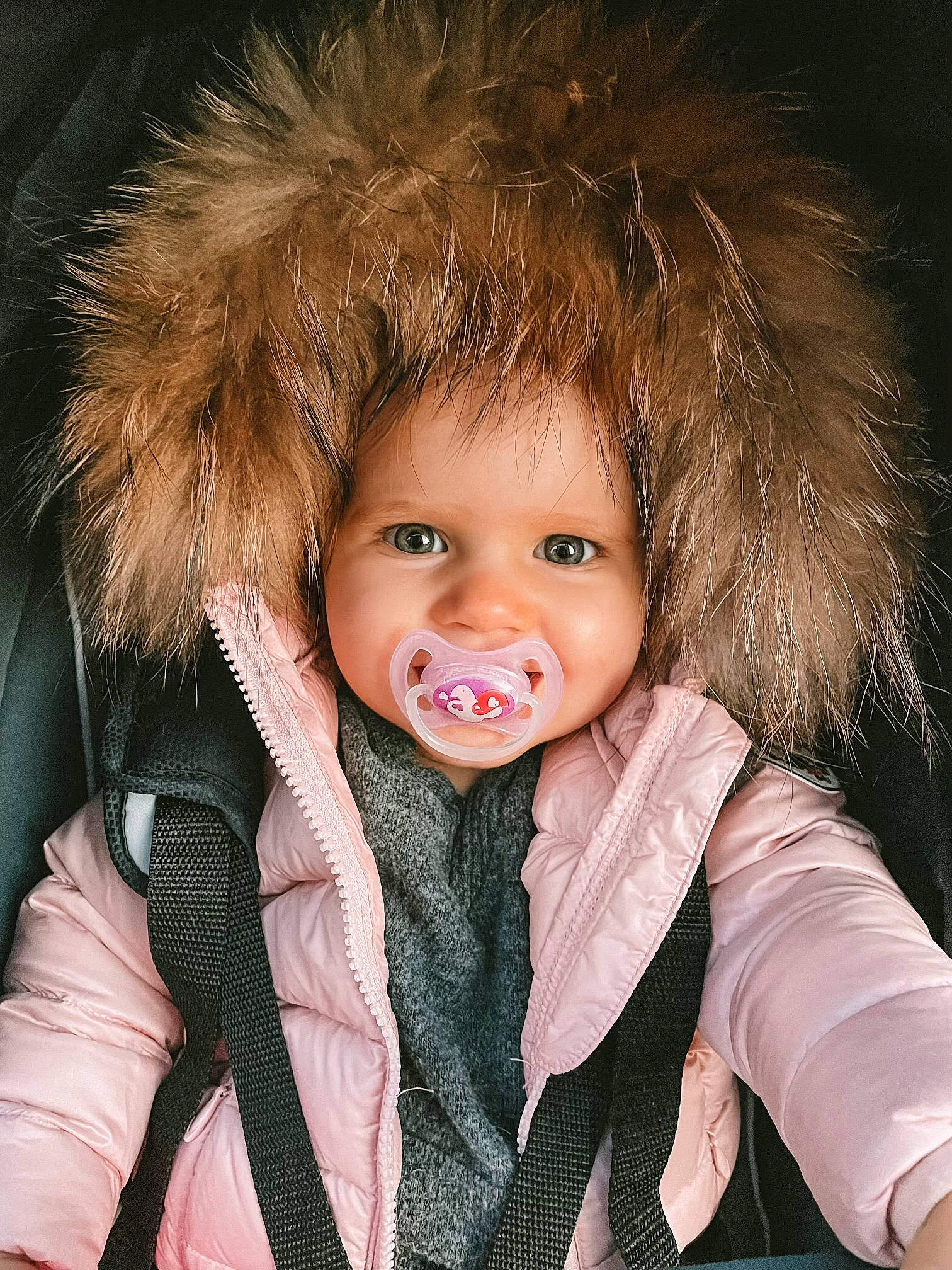 Jeanne participe au concours pour gagner de l'argent avec cette photo : baby, baby_toddler_clothing, brown_hair, cheek, collar, ear, eyebrow, eyelash, flash_photography, fur, fur_clothing, happy, iris, jacket, joy, lip, nose, outerwear, person, skin