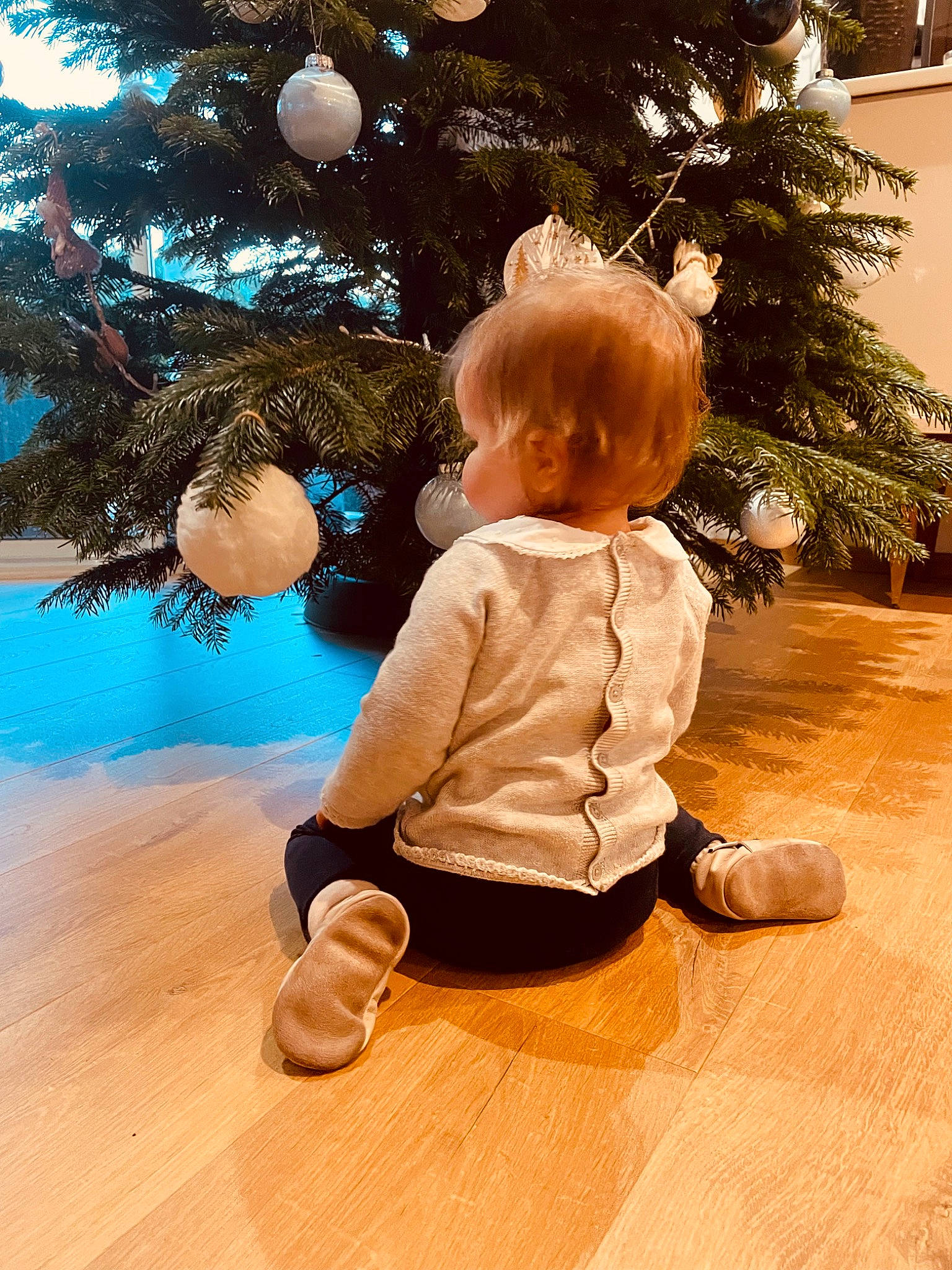 Jeanne a rejoint le concours — aidez-le/la à gagner de superbes lots ! baby, baby_toddler_clothing, child, christmas, christmas_decoration, christmas_eve, christmas_ornament, christmas_tree, event, flooring, fun, happy, hardwood, holiday, holiday_ornament, ornament, people_in_nature, person, toddler, tree