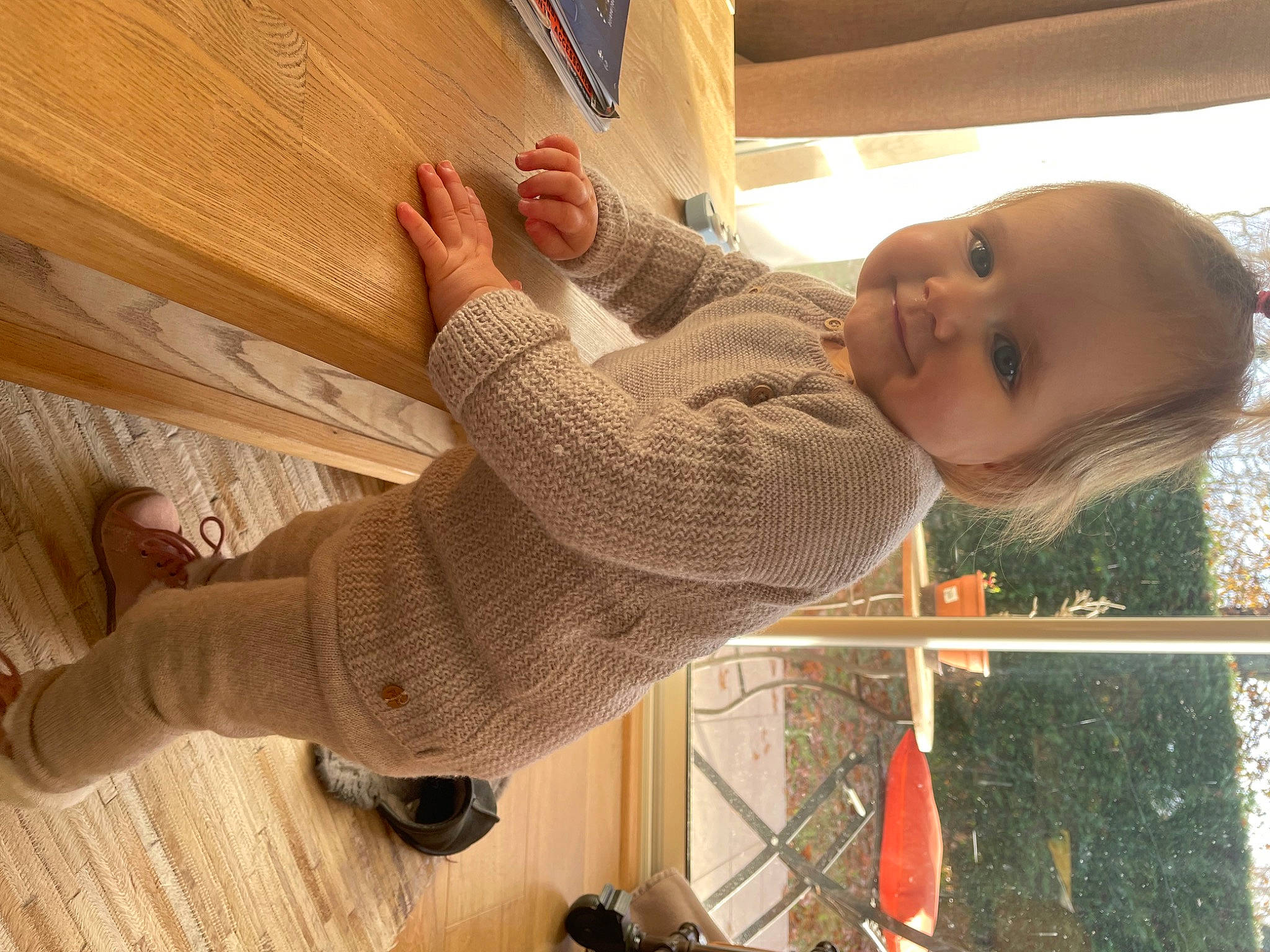 Jeanne a rejoint le concours — aidez-le/la à gagner de superbes lots ! arm, baby, baby_toddler_clothing, comfort, elbow, finger, flooring, foot, gesture, happy, hardwood, human_body, human_leg, joy, knee, person, sock, thumb, toddler, varnish