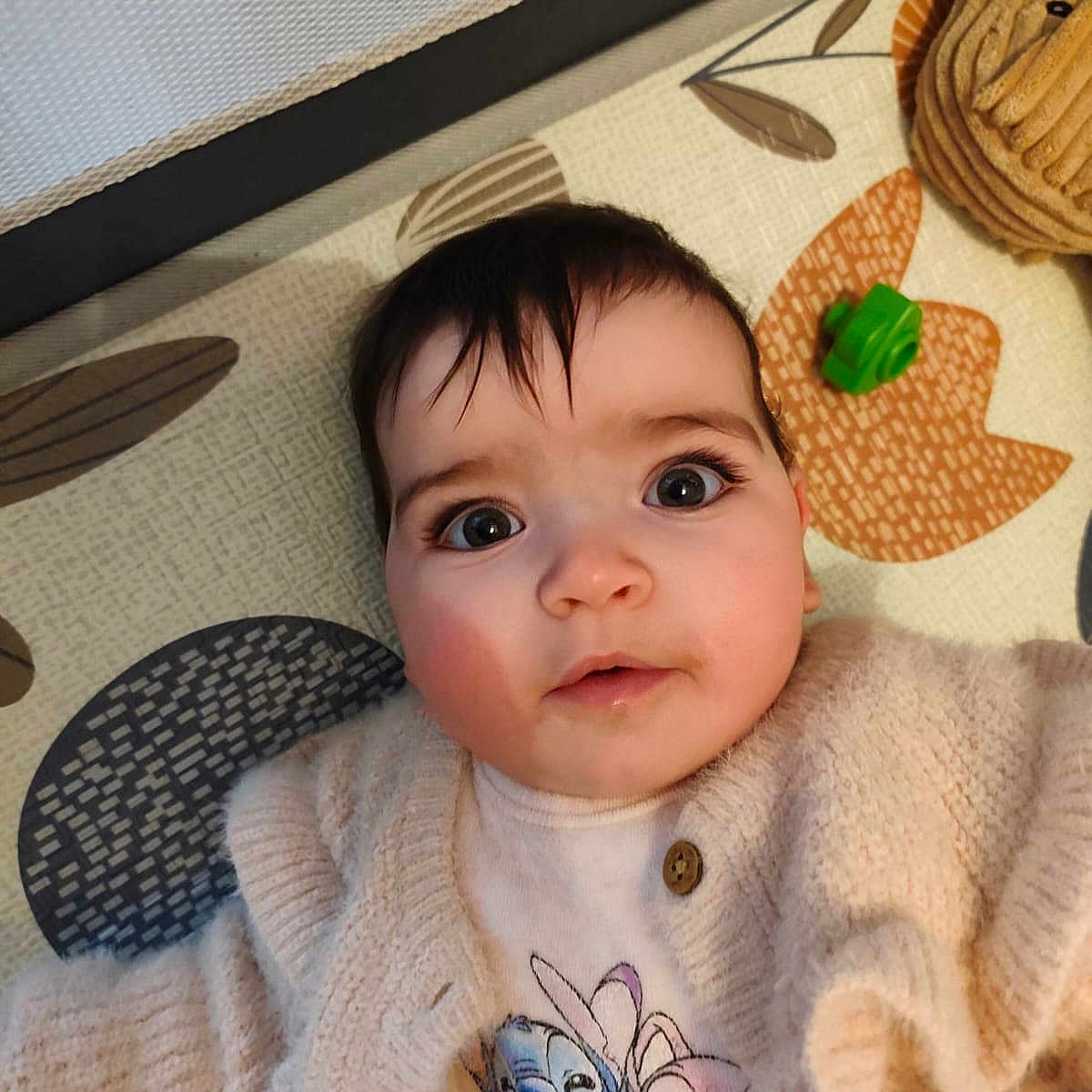 Sofia participe au concours pour gagner de l'argent avec cette photo : baby, blackhair, blanket, clothing, face, frown, hair, happy, head, knitwear, person, photography, portrait, quilt, sad, sitting, sleeve, smile, sweater, t_shirt