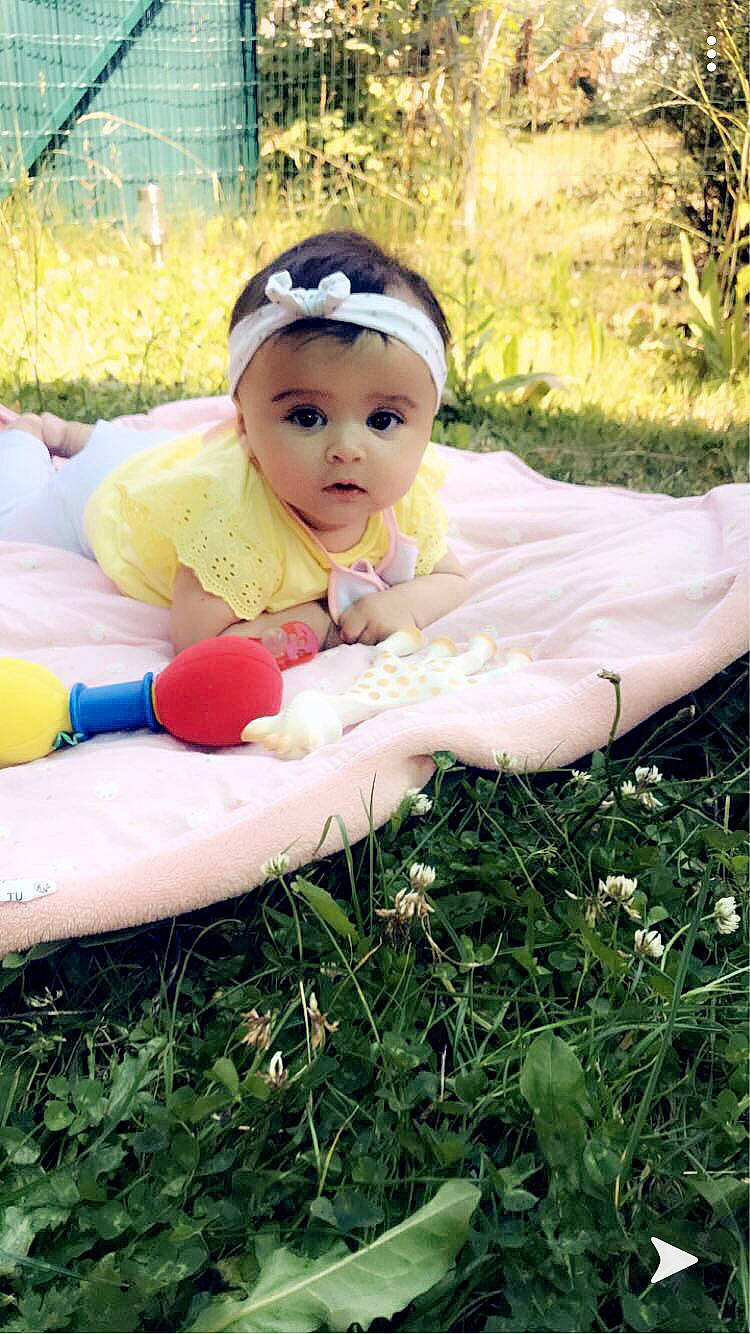 Nalyah a rejoint le concours — aidez-le/la à gagner de superbes lots ! baby, child, fun, grass, hair_accessory, happy, headband, headgear, leisure, person, photography, plant, play, sitting, skin, smile, toddler