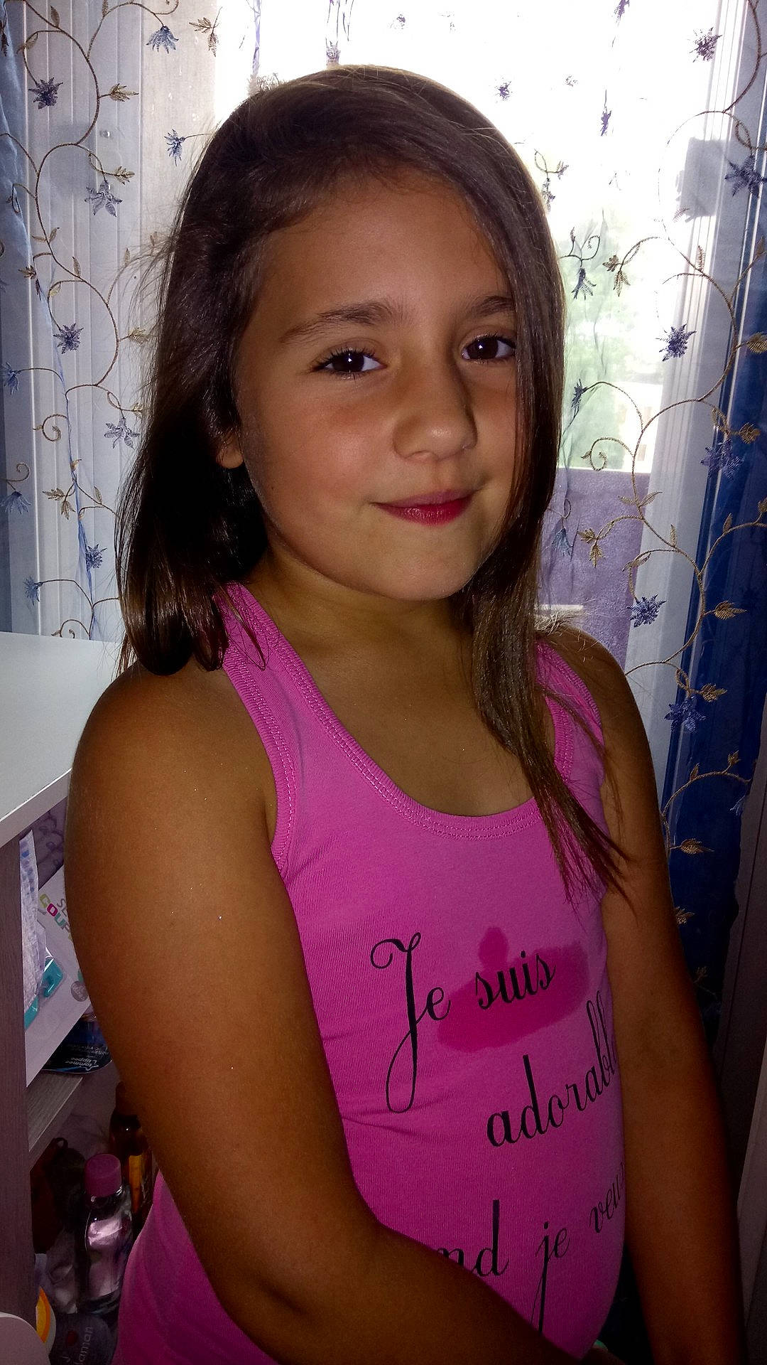 Émilie a rejoint le concours — aidez-le/la à gagner de superbes lots ! beauty, black_hair, cheek, chin, eye, face, forehead, fun, girl, hair, hairstyle, human_body, human_hair_color, lady, long_hair, person, pink, shoulder, skin, smile