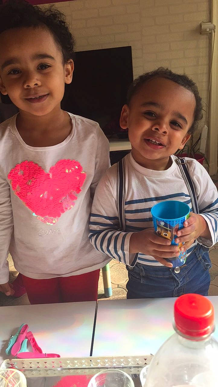 Maëlyna a rejoint le concours — aidez-le/la à gagner de superbes lots ! child, fun, joy, person, play, t_shirt, toddler