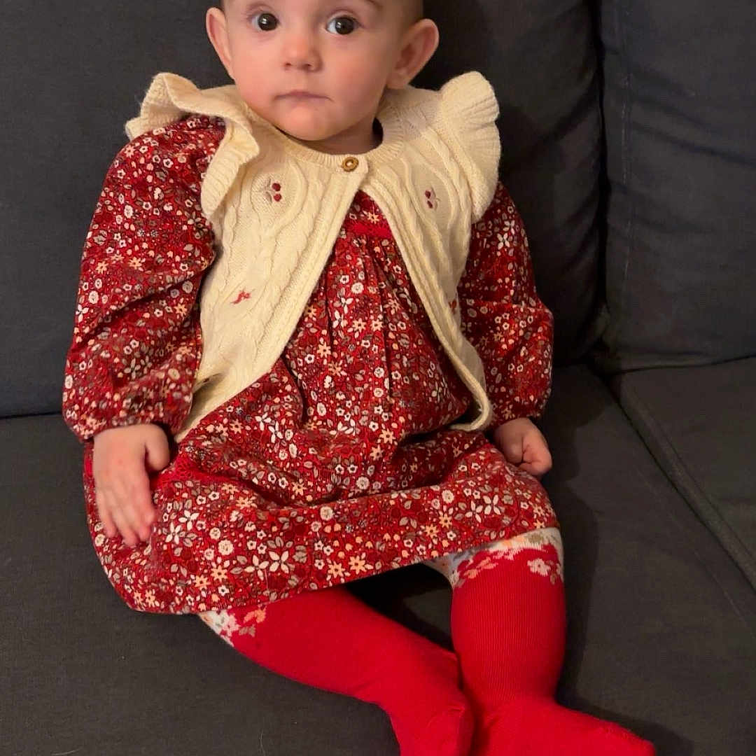 Jade a rejoint le concours — aidez-le/la à gagner de superbes lots ! baby, clothing, coat, costume, couch, cushion, dress, face, furniture, head, homedecor, hosiery, jacket, pants, person, photography, pillow, portrait, sitting, velvet