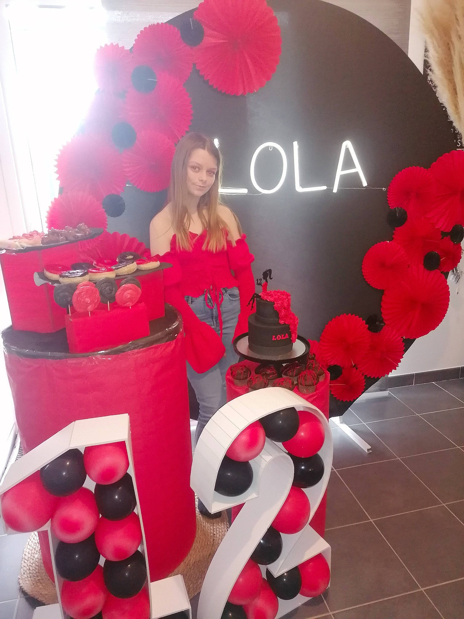 Lola participe au concours pour gagner de l'argent avec cette photo : beauty, carmine, christmas_decoration, design, dress, event, font, hat, holiday, human_leg, lighting, material_property, party_supply, pattern, person, petal, pink, red, textile, thigh