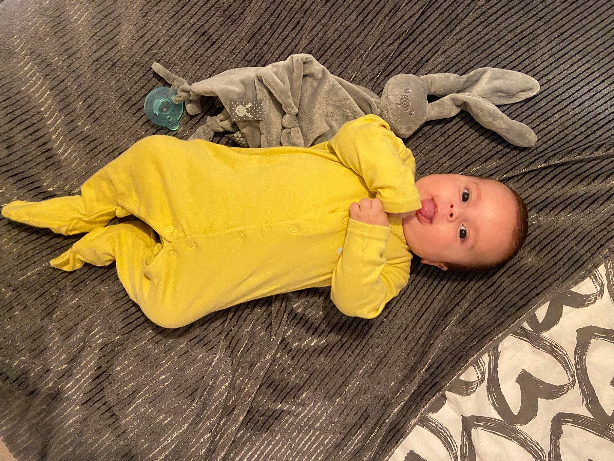 Louca a rejoint le concours — aidez-le/la à gagner de superbes lots ! baby, baby_products, baby_sleeping, baby_toddler_clothing, bedtime, child, comfort, flooring, foot, headgear, human_body, infant_bodysuit, linens, nap, person, room, sitting, sleep, toddler, wood