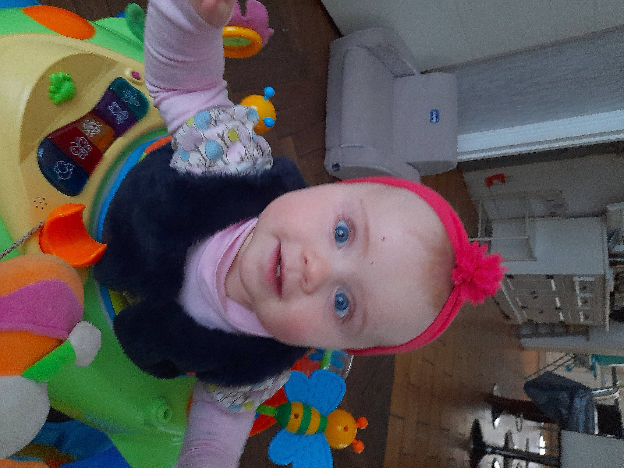 Chelsea participe au concours pour gagner de l'argent avec cette photo : baby, baby_products, baby_toddler_clothing, baby_toys, balloon, cheek, child, fun, happy, hat, headgear, party, party_supply, person, pink, play, room, smile, stuffed_toy, toddler