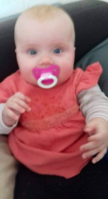 Chelsea a rejoint le concours — aidez-le/la à gagner de superbes lots ! arm, baby, baby_toddler_clothing, cheek, ear, eyelash, finger, gesture, happy, human_body, lip, magenta, mouth, neck, nose, person, pink, skin, sleeve, thumb