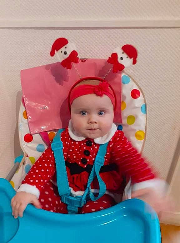 Chelsea participe au concours pour gagner de l'argent avec cette photo : baby, baby_products, baby_toddler_clothing, chair, child, costume, fun, happy, hat, headwear, magenta, pattern, person, pink, recreation, riding_toy, room, sitting, sleeve, smile
