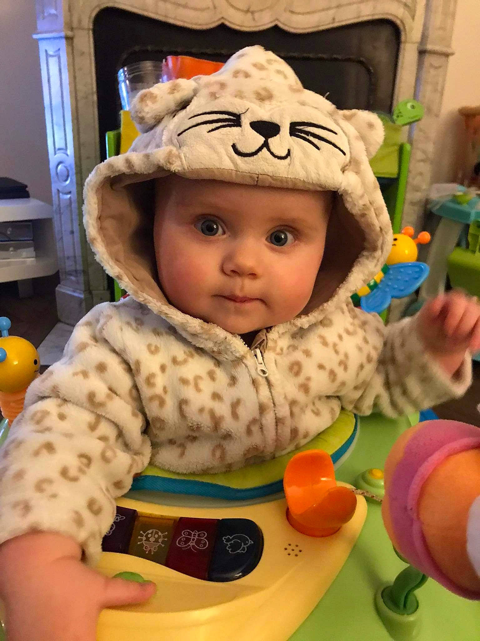 Chelsea participe au concours pour gagner de l'argent avec cette photo : baby, baby_playing_with_toys, baby_products, baby_safety, baby_toddler_clothing, baby_toys, cap, cheek, child, eye, flooring, fun, headwear, person, plastic, play, room, sitting, skin, toddler