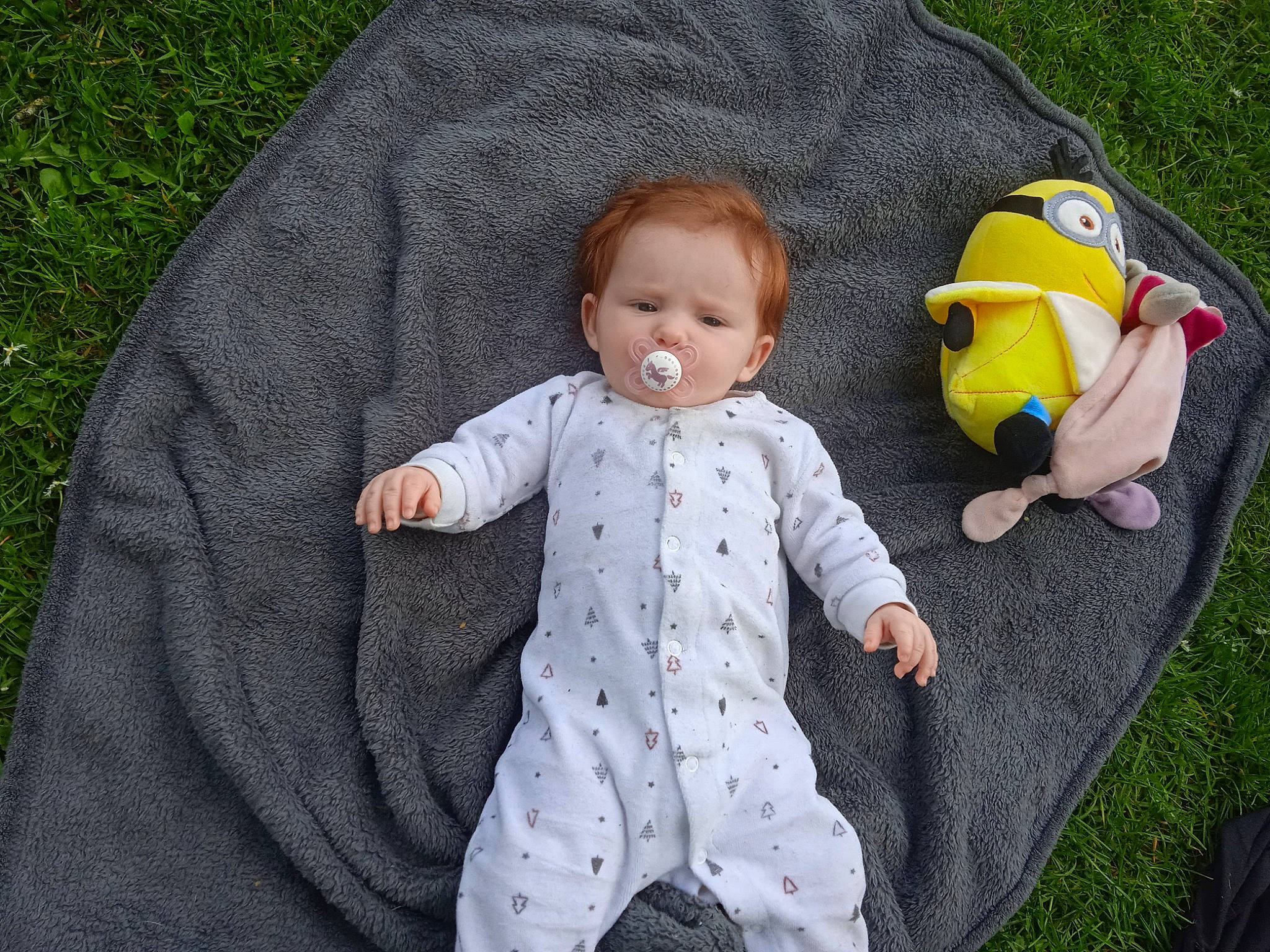 Aryaa a rejoint le concours — aidez-le/la à gagner de superbes lots ! baby, baby_products, baby_toddler_clothing, child, doll, eye, facial_expression, fun, grass, lawn, leaf, leisure, mammal, people_in_nature, person, recreation, sleeve, textile, toddler, toy