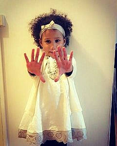 Aly a rejoint le concours — aidez-le/la à gagner de superbes lots ! blond, child, cool, dress, entertainment, eyelash, eyewear, fashion_design, finger, fun, gesture, happy, headpiece, lip, long_hair, person, sleeve, standing, toddler, vintage_clothing