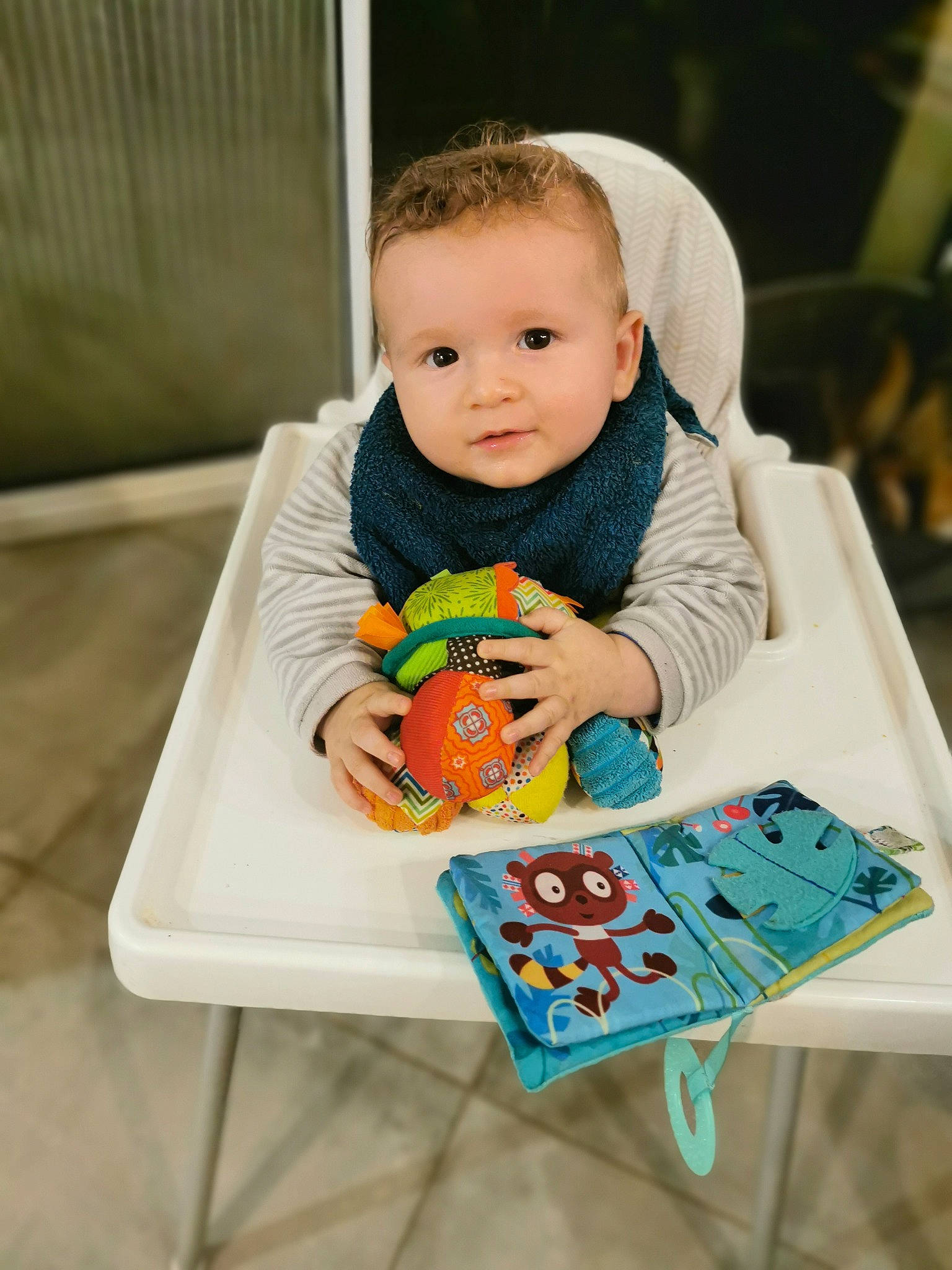 Jules a rejoint le concours — aidez-le/la à gagner de superbes lots ! baby, baby_products, baby_toddler_clothing, chair, child, comfort, fun, happy, leisure, person, play, portrait_photography, product, recreation, room, sitting, sleeve, smile, t_shirt, table
