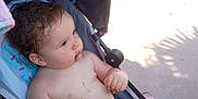 Cassidy a rejoint le concours — aidez-le/la à gagner de superbes lots ! baby, bare_chest, child, chocolate, curly_hair, cute, food, messy, outdoor, playful, portrait, relaxing, seat, seatbelt, snack, stroller, summer, sunlight, toddler, yellow_chair