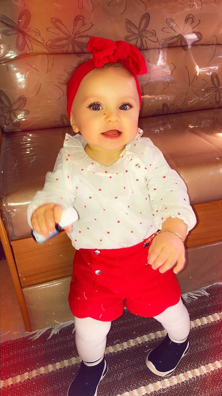 Salomé a rejoint le concours — aidez-le/la à gagner de superbes lots ! baby, cheek, child, person, red, sleeve, standing, toddler