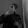 Alba a rejoint le concours — aidez-le/la à gagner de superbes lots ! person, puppy, dog, mirror_selfie, smartphone, portrait, indoor, bathroom, black_and_white, monochrome, jacket, coat, jeans, bun, phone_case, small_dog, standing, reflection, mirror, pet