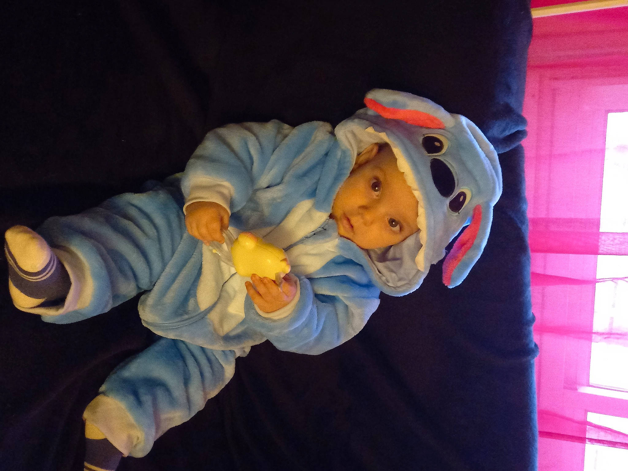 Gabriel participe au concours pour gagner de l'argent avec cette photo : baby, baby_products, baby_toddler_clothing, child, comfort, eye, fun, hat, headwear, lap, person, room, sitting, sleeve, smile, space, toddler, tree
