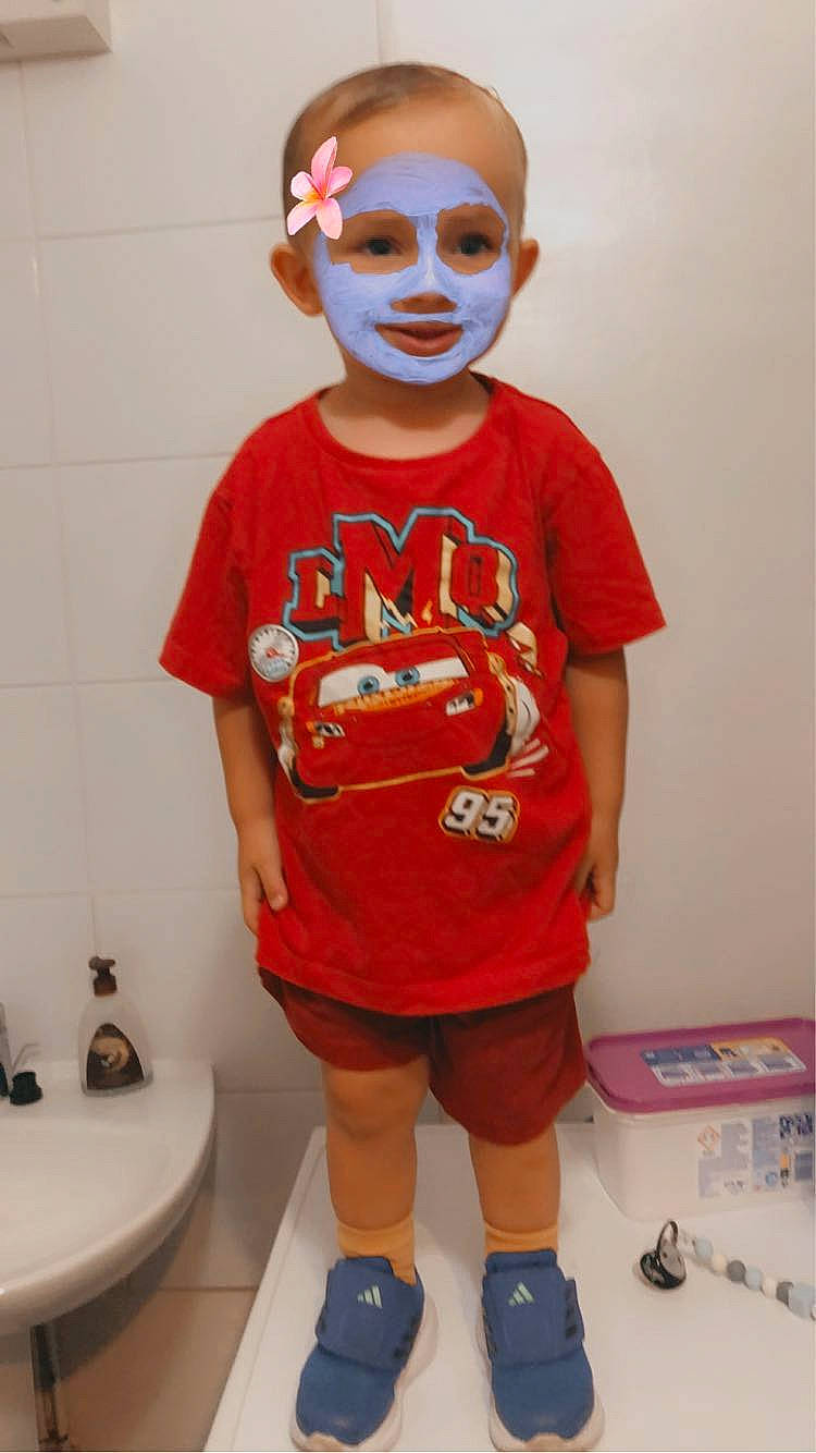 Lyam participe au concours pour gagner de l'argent avec cette photo : baby_toddler_clothing, bathroom, child, chin, cool, electric_blue, eyewear, fun, hairstyle, happy, mouth, person, plumbing_fixture, red, shorts, sleeve, smile, sportswear, t_shirt, thigh