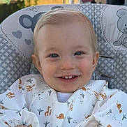 Enea a rejoint le concours — aidez-le/la à gagner de superbes lots ! baby, toddler, high_chair, smile, bib, food, crumbs, hands, face, outdoor, daylight, house, window, door, tree, sky, child, cute, happy, clothing