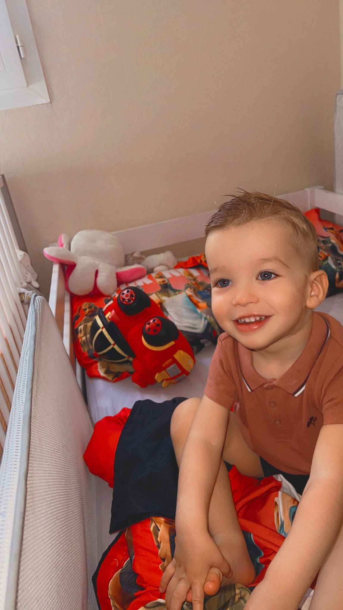 Kaëden participe au concours pour gagner de l'argent avec cette photo : arm, baby, baby_products, bag, carmine, child, comfort, flooring, fun, happy, holiday, human_body, joy, linens, mouth, orange, person, red, room, sitting