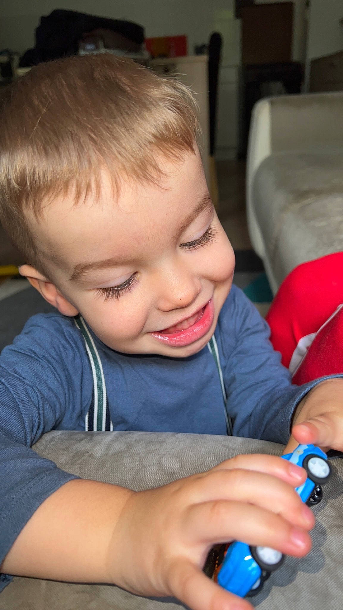Kaëden participe au concours pour gagner de l'argent avec cette photo : blue, cheek, child, eye, face, finger, fun, gadget, hand, happy, iris, joy, mouth, nail, nose, person, skin, smile, t_shirt, thumb
