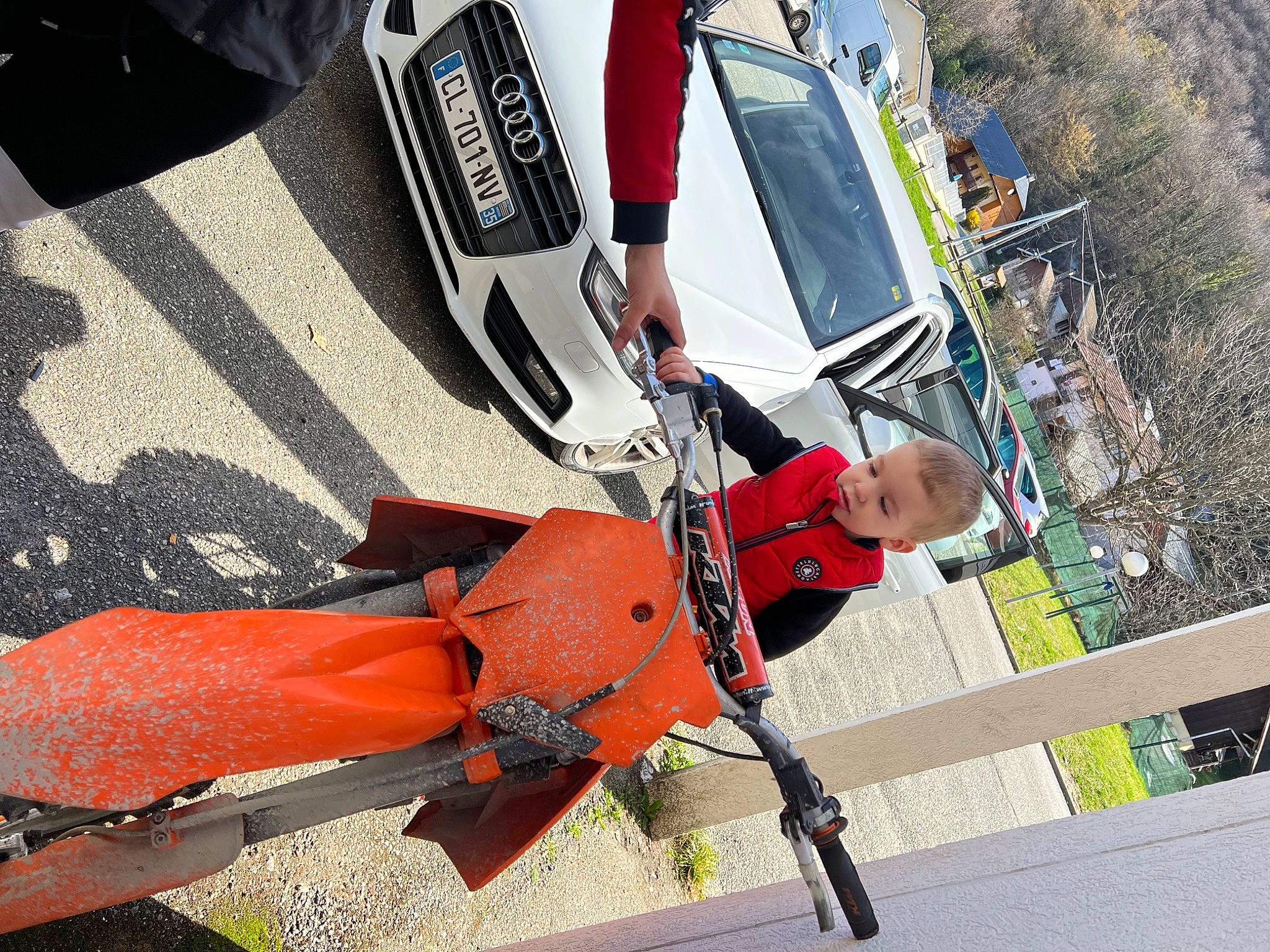 Kaëden a rejoint le concours — aidez-le/la à gagner de superbes lots ! adventure, asphalt, auto_part, automotive_exterior, automotive_tire, automotive_wheel_system, carmine, extreme_sport, glove, high_visibility_clothing, human_leg, leisure, motor_vehicle, person, personal_protective_equipment, recreation, slope, sports, sports_equipment, tree