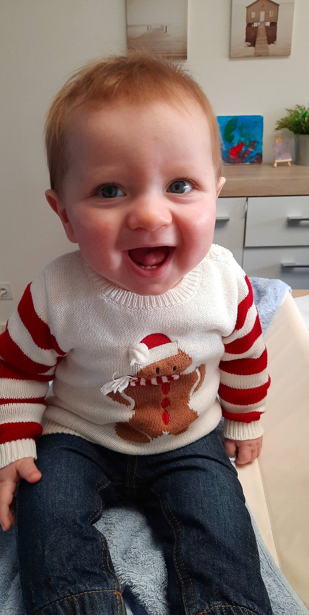 Gabriel a rejoint le concours — aidez-le/la à gagner de superbes lots ! baby_toddler_clothing, cheek, chin, dress, face, hair, head, houseplant, human_body, iris, jeans, joint, lip, neck, person, product, skin, sleeve, smile, standing