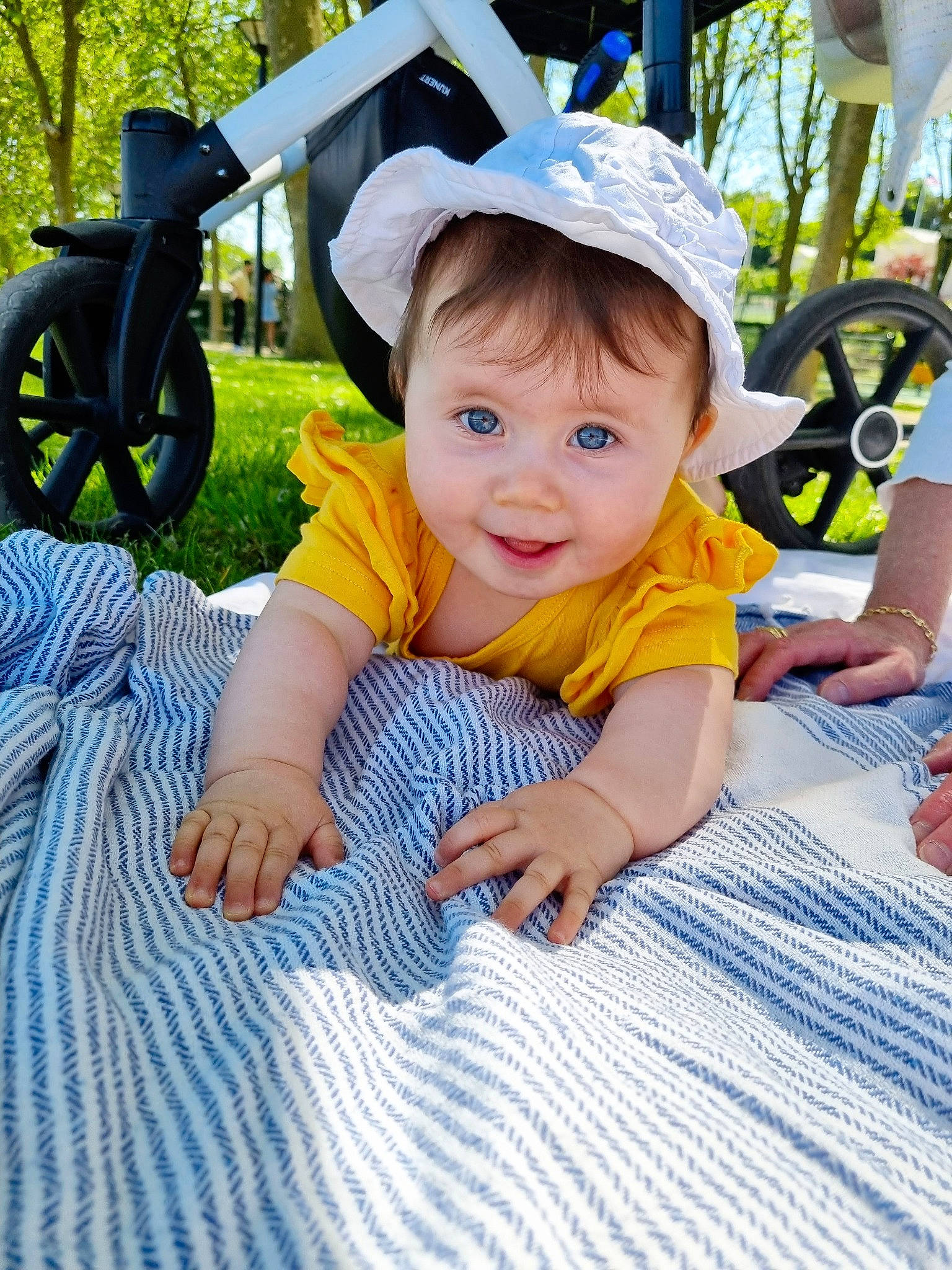 Aaliyah participe au concours pour gagner de l'argent avec cette photo : automotive_tire, baby, baby_products, baby_toddler_clothing, child, fun, grass, happy, hat, leisure, person, plant, play, recreation, sitting, skin, smile, tire, toddler, tree