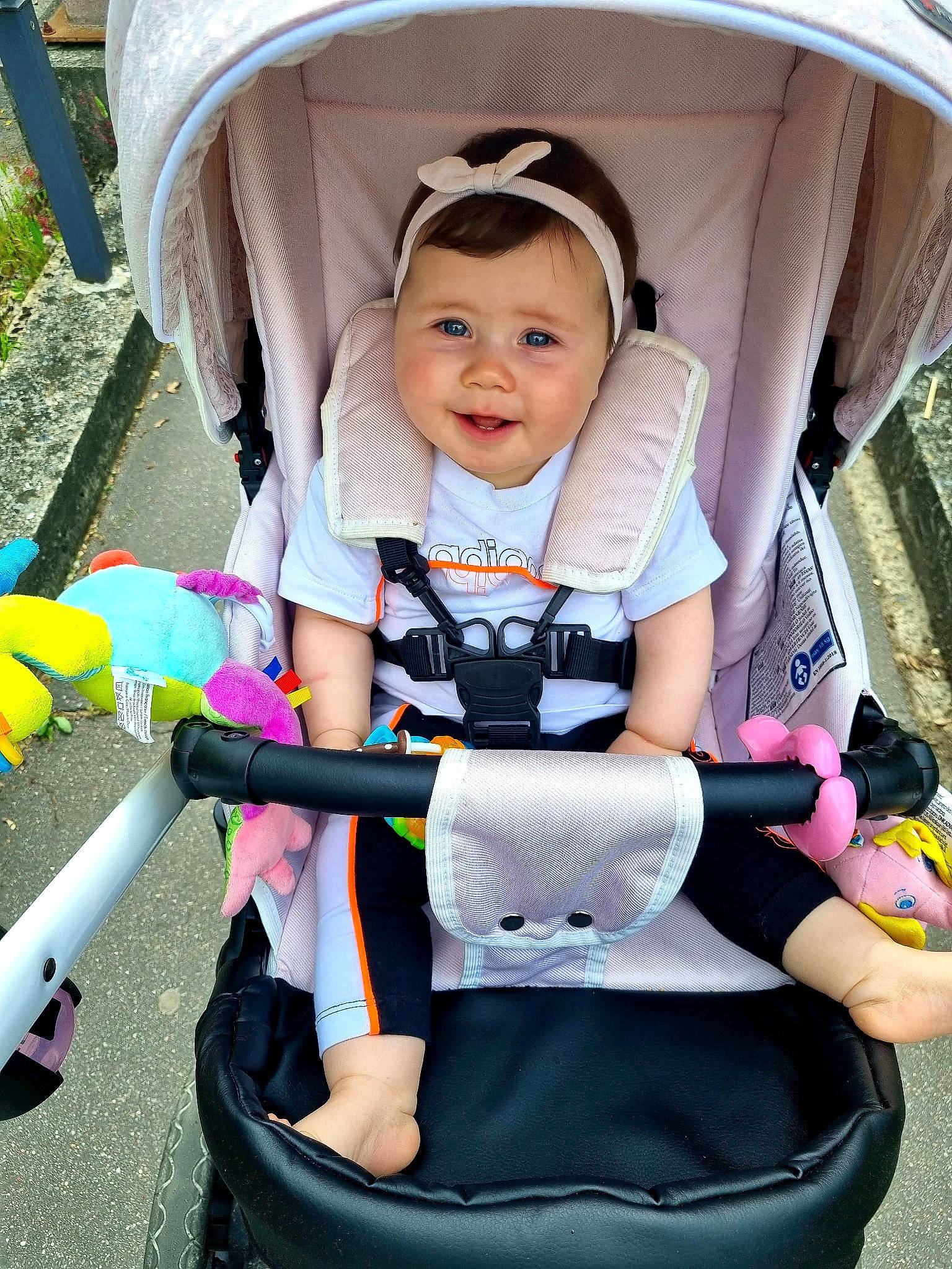 Aaliyah a rejoint le concours — aidez-le/la à gagner de superbes lots ! baby, baby_carriage, baby_products, comfort, facial_expression, fun, green, happy, headwear, joy, leisure, person, photograph, pink, plant, product, recreation, skin, smile, summer