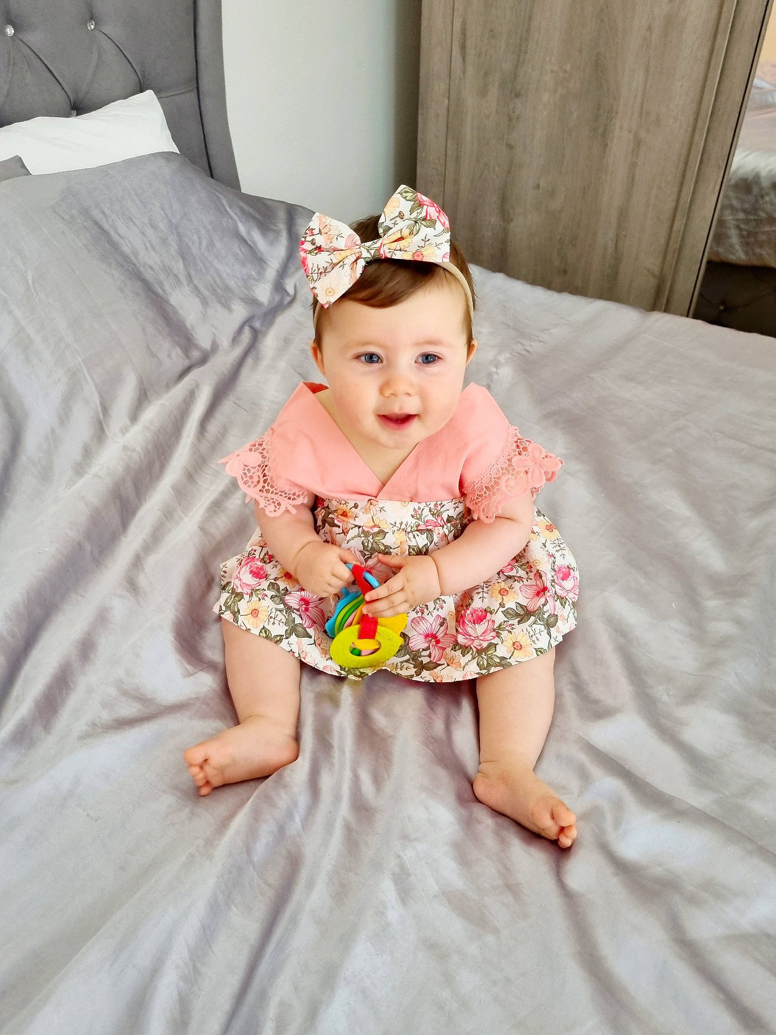 Aaliyah participe au concours pour gagner de l'argent avec cette photo : baby, baby_toddler_clothing, child, embellishment, event, face, fun, hair_accessory, happy, head, headpiece, jewellery, magenta, pattern, peach, person, pink, skin, sleeve, smile