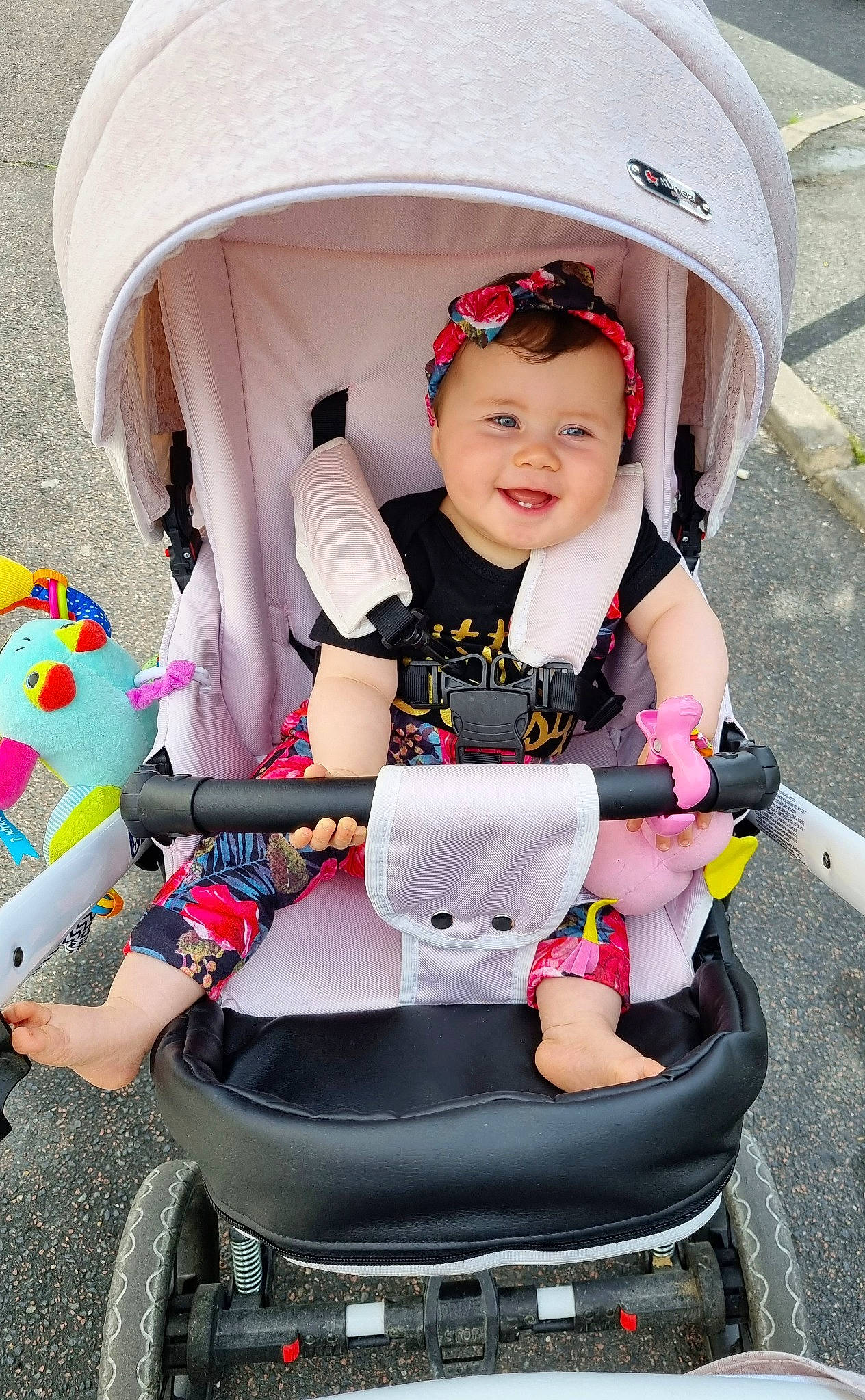 Aaliyah a rejoint le concours — aidez-le/la à gagner de superbes lots ! automotive_design, automotive_exterior, baby_carriage, balloon, beauty, happy, hat, headwear, joy, lap, motor_vehicle, person, pink, product, recreation, shorts, smile, thigh, tire, toddler