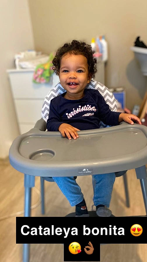 Cataleya participe au concours pour gagner de l'argent avec cette photo : baby, baby_toddler_clothing, chair, child, elbow, electric_blue, face, fun, happy, human_leg, joy, knee, leisure, person, room, sitting, sleeve, smile, standing, t_shirt