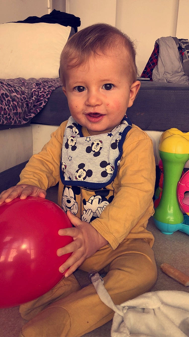 Noah participe au concours pour gagner de l'argent avec cette photo : arm, baby_toddler_clothing, blue, cheek, face, facial_expression, finger, fun, hairstyle, happy, head, human, human_body, iris, organ, person, photograph, skin, sleeve, standing