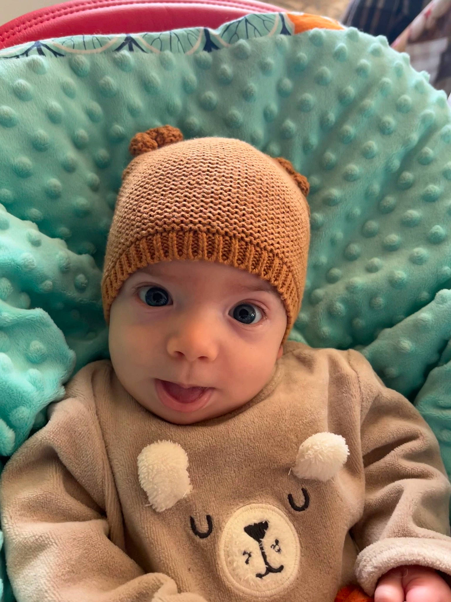 Andrew a rejoint le concours — aidez-le/la à gagner de superbes lots ! baby, baby_toddler_clothing, cap, cheek, chin, comfort, eye, green, head, headwear, human_body, organ, outerwear, person, photograph, pink, product, skin, sleeve, textile