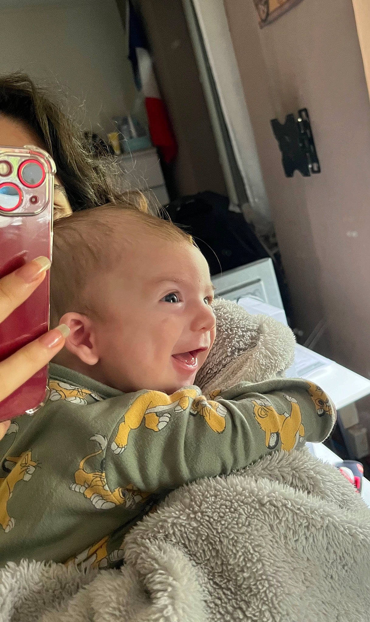 Andrew a rejoint le concours — aidez-le/la à gagner de superbes lots ! baby, baby_products, baby_toddler_clothing, cheek, child, comfort, ear, eye, eyewear, fun, fur, hairstyle, linens, mouth, nose, person, room, sitting, skin, smile