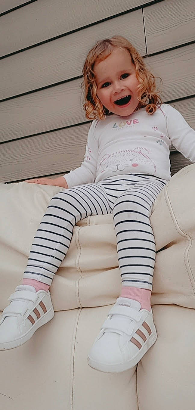 Laora a rejoint le concours — aidez-le/la à gagner de superbes lots ! arm, comfort, hairstyle, human_body, iris, joint, knee, leg, lip, mouth, neck, person, shoe, shoulder, skin, sleeve, smile, textile, thigh, waist