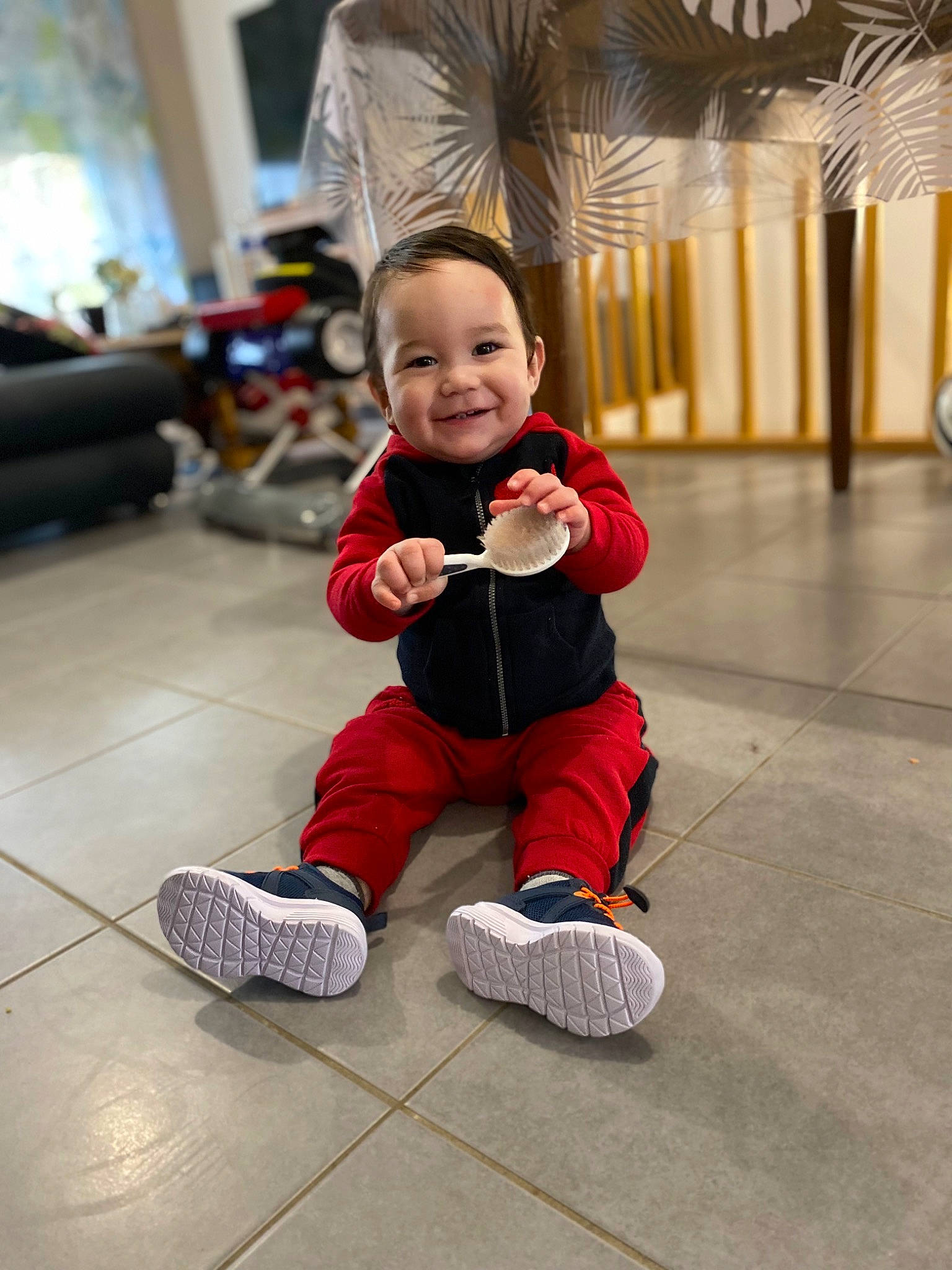 Manua a rejoint le concours — aidez-le/la à gagner de superbes lots ! baby, baby_toddler_clothing, child, event, eye, floor, flooring, fun, happy, hardwood, human_leg, joy, leisure, person, shoe, sitting, smile, sneakers, sock, toddler