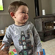 Gabin a rejoint le concours — aidez-le/la à gagner de superbes lots ! architecture, boy, building, child, clothing, face, fireplace, happy, head, indoors, longsleeve, male, person, photography, plant, portrait, pottedplant, sleeve, smile, t_shirt