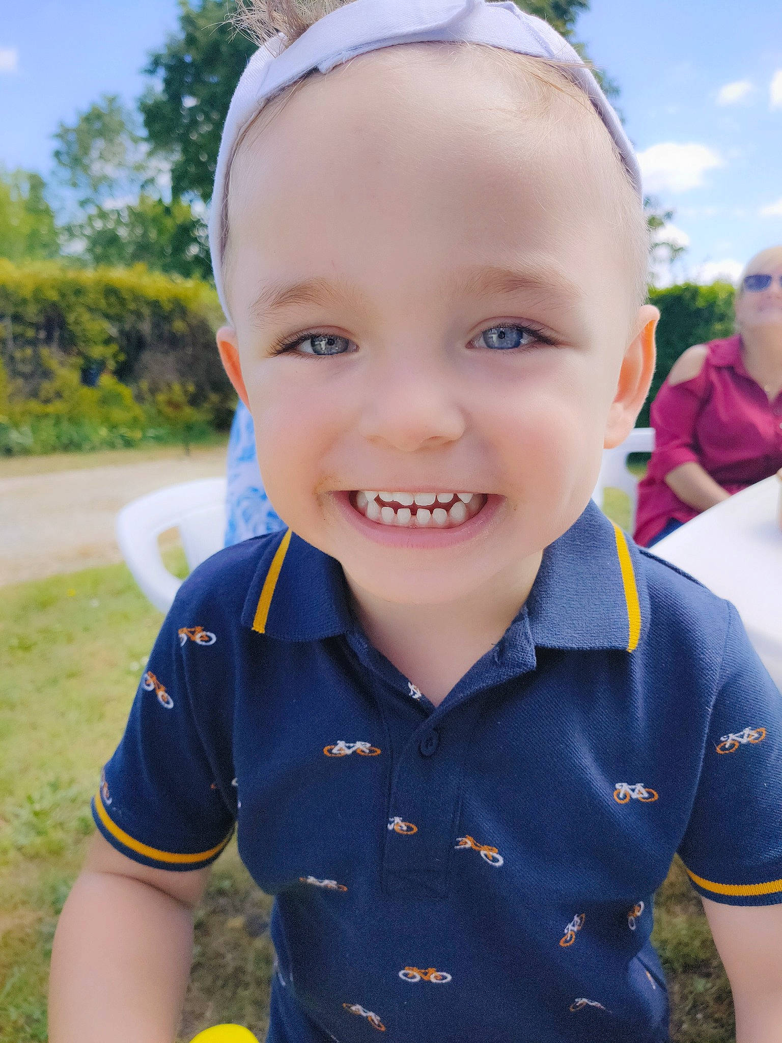 Enoha participe au concours pour gagner de l'argent avec cette photo : baby_toddler_clothing, cool, electric_blue, eye, fun, grass, happy, iris, joy, leisure, people_in_nature, person, recreation, skin, sky, sleeve, smile, t_shirt, toddler, tree