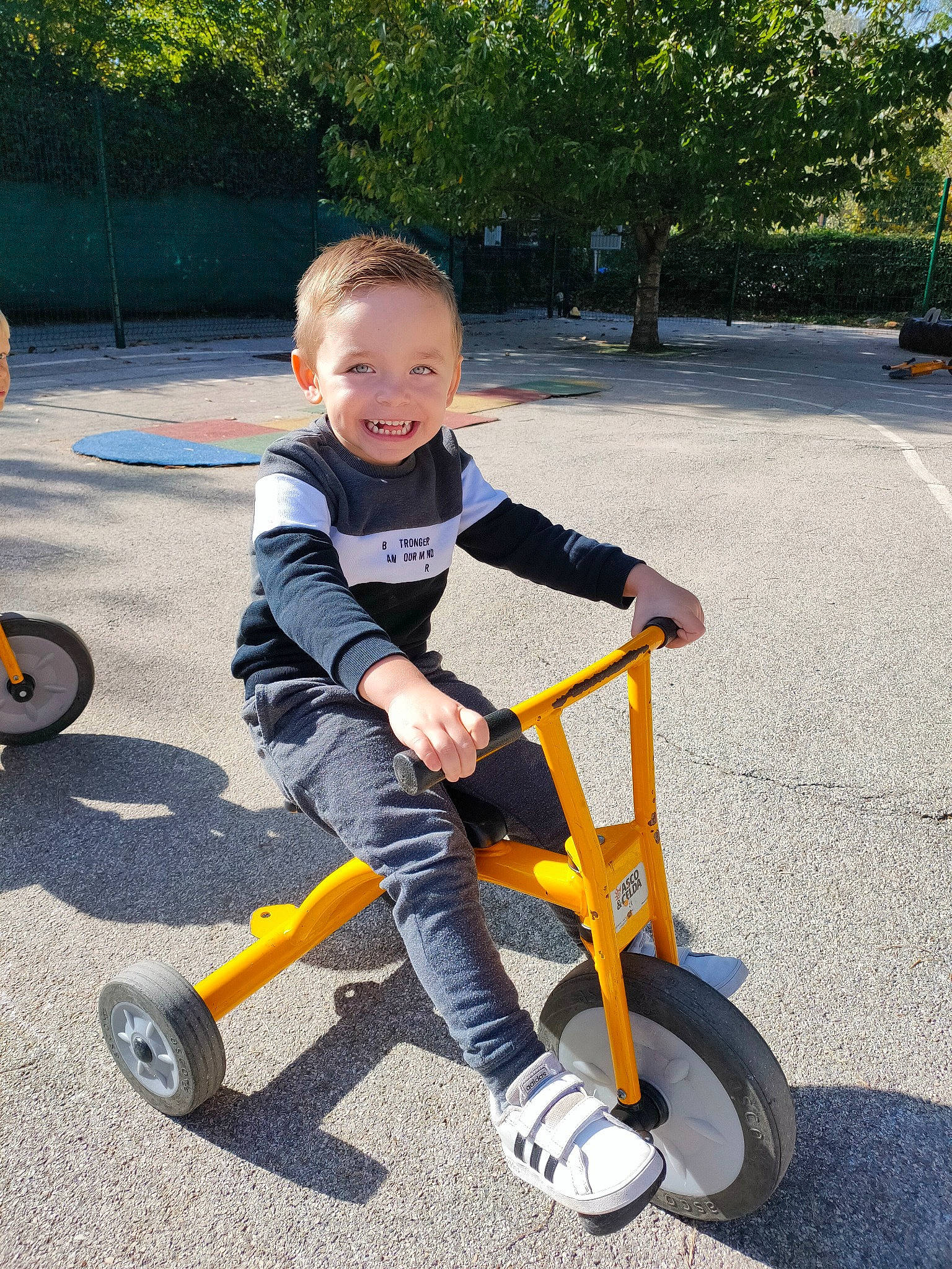 Enoha participe au concours pour gagner de l'argent avec cette photo : asphalt, automotive_tire, bicycle, bicycle_accessory, bicycle_tire, city, fun, joy, mode_of_transport, person, plant, recreation, riding_toy, rolling, smile, synthetic_rubber, tire, toddler, tread, tree