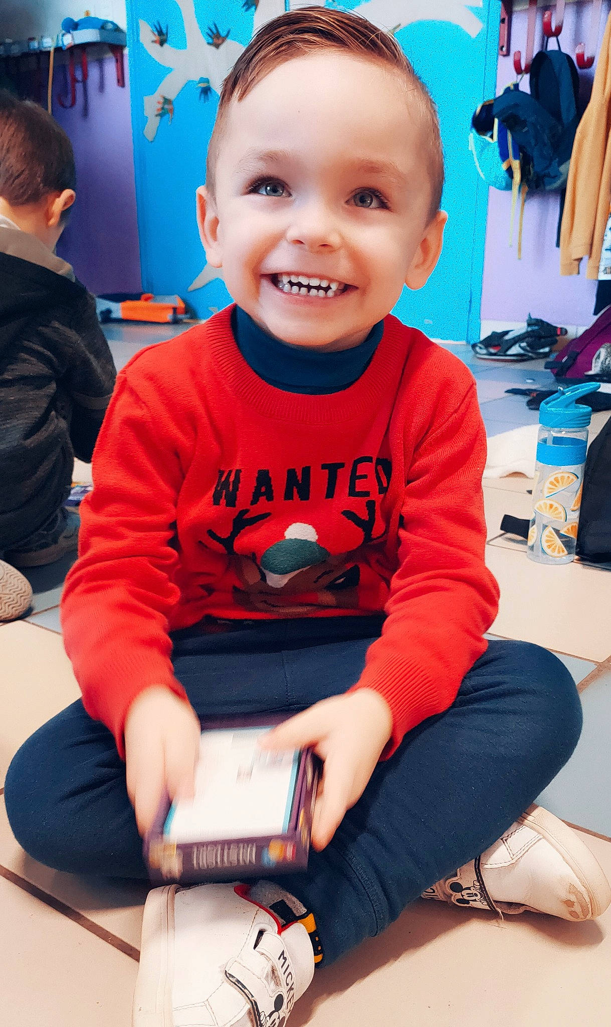 Enoha participe au concours pour gagner de l'argent avec cette photo : baby, baby_toddler_clothing, cheek, child, electric_blue, event, fun, gadget, happy, head, joy, knee, lap, leisure, person, red, sitting, skin, smile, t_shirt