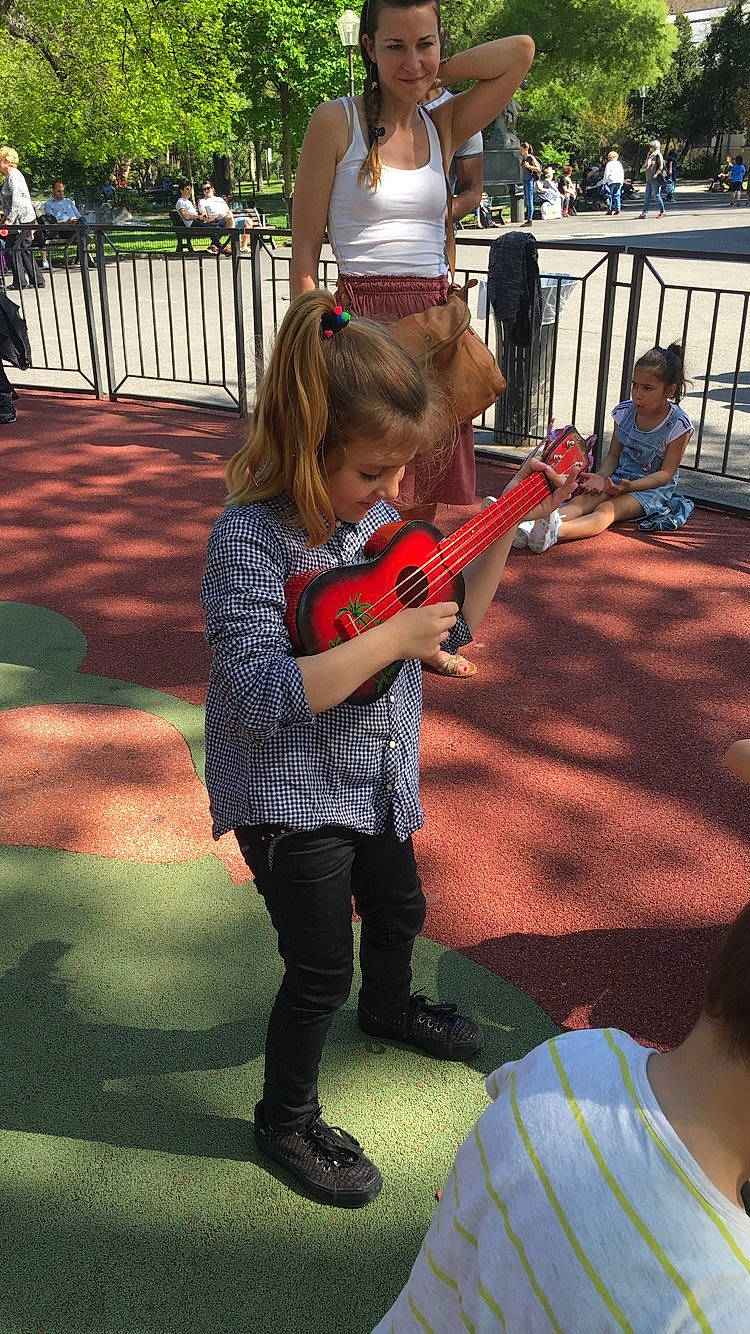 Inas a rejoint le concours — aidez-le/la à gagner de superbes lots ! car, child, clothing, fun, girl, grass, joy, mammal, person, plant, play, product, public_space, recreation, toddler, tree, vacation, vertebrate