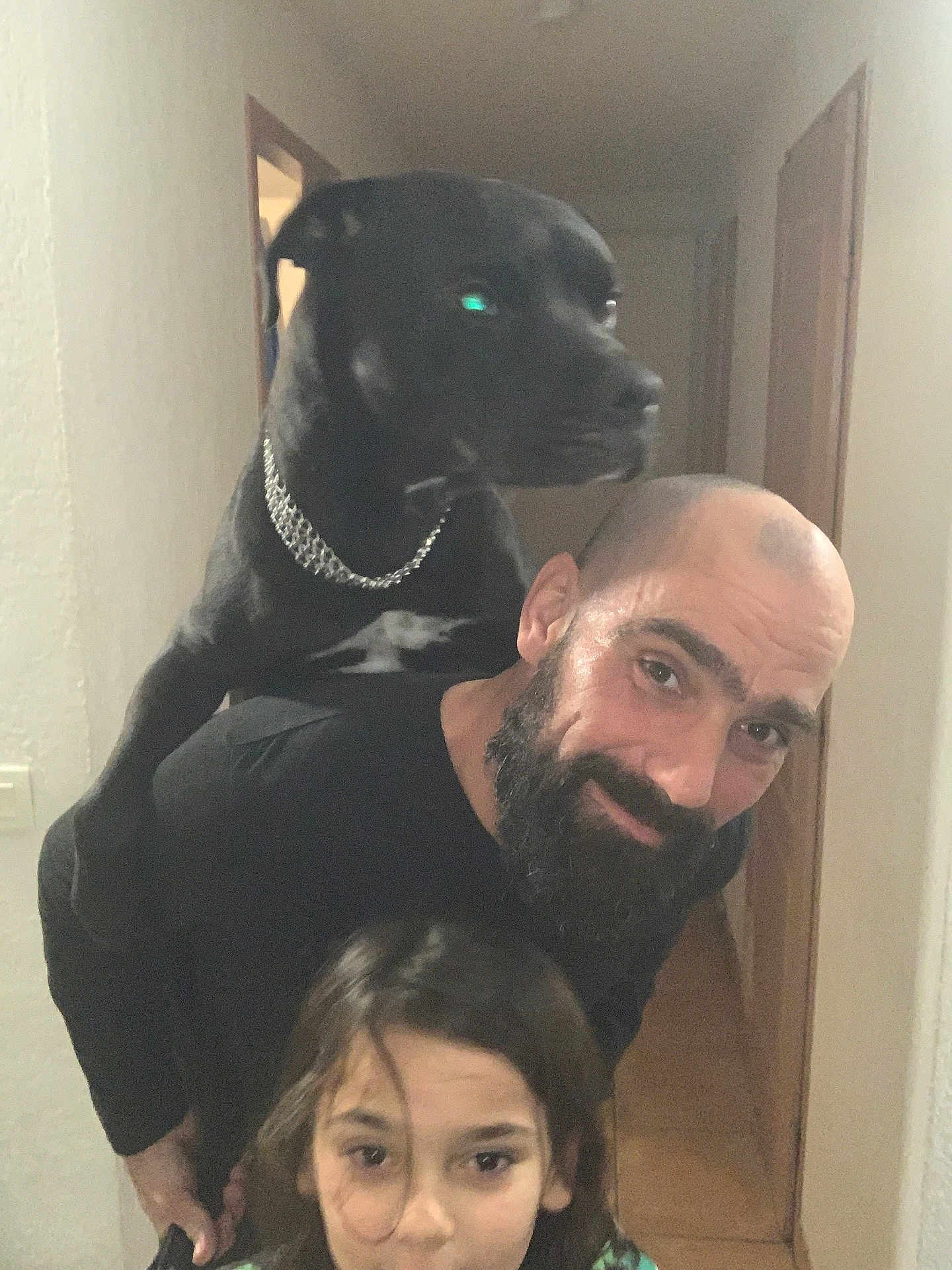 Max a rejoint le concours — aidez-le/la à gagner de superbes lots ! man, dog, child, indoor, hallway, smile, black_dog, beard, portrait, pet, human, family, happy, casual, person, closeup, bonding, head, shoulder, playful